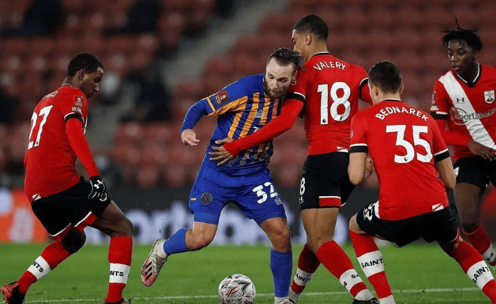 莱比锡红牛球员受伤，无缘下场比赛的简单介绍